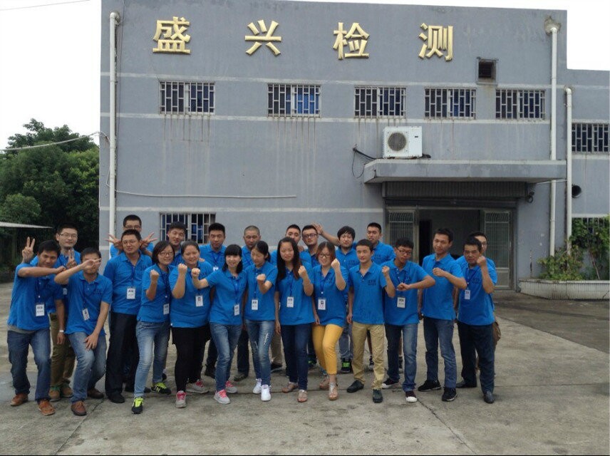 江苏公司员工在办公楼前合影。